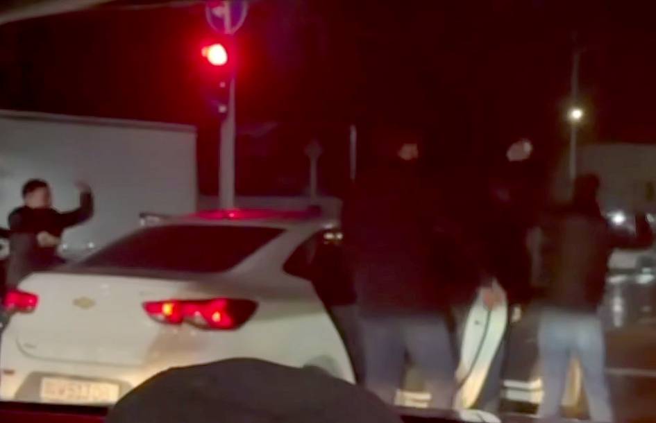 Самарқандда йўл ўртасида рақсга тушган Gentra ҳамда Onix ҳайдовчи ва йўловчилари жазоланди